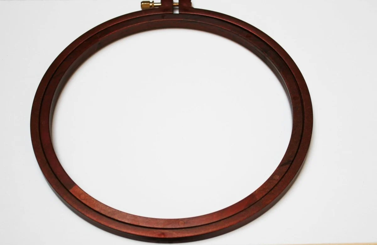 Nurge Wood Effect Plastic Embroidery Hoop with Screw - Image 5